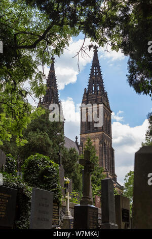 Grabsteine und Statuen am Vyšehrad Friedhof und Basilika der Heiligen Peter und Paul auf dem Gelände der Burg Vysehrad in Prag, Tschechische Republik. Stockfoto