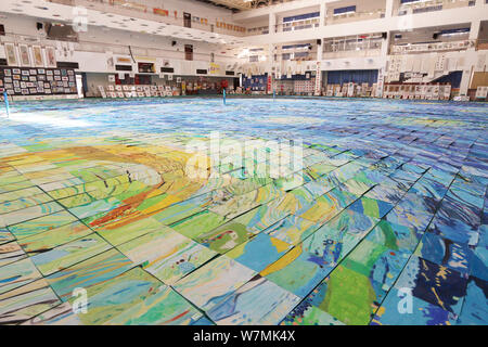 Eine riesige Collage zeigt eine Wiedergabe von Vincent Van Gogh's Meisterwerk der sternenklaren Nacht um fast 10.000 Kinder angelegt ist auf Anzeige an eine Kunst festiv Stockfoto