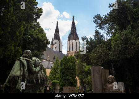 Grabsteine und Statuen am Vyšehrad Friedhof und Basilika der Heiligen Peter und Paul auf dem Gelände der Burg Vysehrad in Prag, Tschechische Republik. Stockfoto