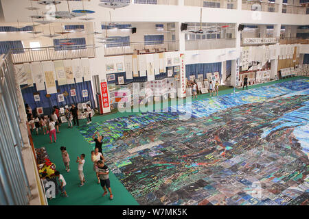 Eine riesige Collage zeigt eine Wiedergabe von Vincent Van Gogh's Meisterwerk der sternenklaren Nacht um fast 10.000 Kinder angelegt ist auf Anzeige an eine Kunst festiv Stockfoto