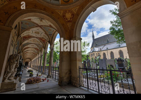 Arcade am Vyšehrad Friedhof und Basilika der Heiligen Peter und Paul auf dem Gelände der Burg Vysehrad in Prag, Tschechische Republik. Stockfoto