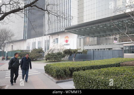 ---- Fußgänger vorbei an den Hauptsitz der CNPC (China National Petroleum Corporation), Muttergesellschaft von PetroChina, in Peking, Kinn Stockfoto