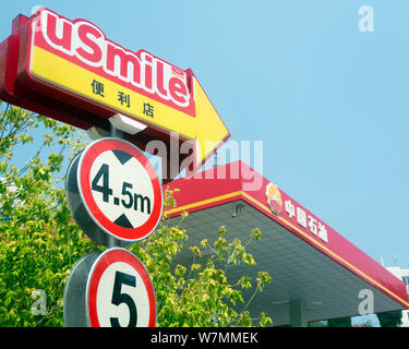 ---- Blick auf eine Tankstelle von PetroChina, eine Tochtergesellschaft der CNPC (China National Petroleum Corporation) in Dalian im Nordosten Chinas Liaoning pr Stockfoto