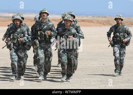 Chinesische Soldaten der PLA (Volksbefreiungsarmee) nehmen Sie an einem Training während der heißesten Zeit des Jahres - in der Wüste Gobi deser sanfu Stockfoto