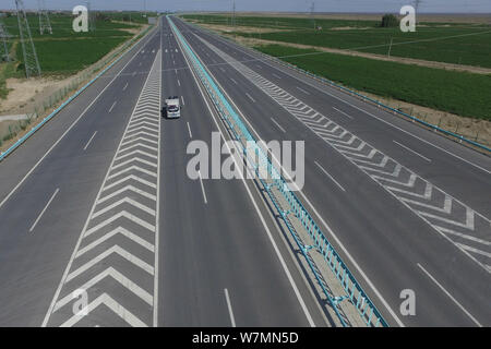 Luftaufnahme des Beijing-Urumqi Expressway durch die Wüste Gobi mit einer Gesamtlänge von 2.450 Kilometern in Hami Stadt im Nordwesten Chinas Xinjiang Stockfoto