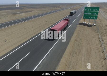 Luftaufnahme des Beijing-Urumqi Expressway, gemeinhin als Jingxin Expressway bekannt, durch die Wüste Gobi in Jiuquan Stadt im Nordwesten Chinas Gan Stockfoto