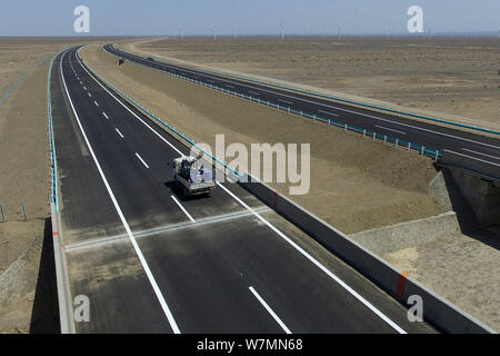 Luftaufnahme des Beijing-Urumqi Expressway durch die Wüste Gobi mit einer Gesamtlänge von 2.450 Kilometern in Hami Stadt im Nordwesten Chinas Xinjiang Stockfoto