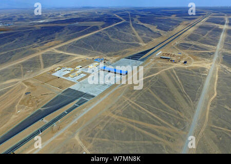 Luftaufnahme des Beijing-Urumqi Expressway durch die Wüste Gobi mit einer Gesamtlänge von 2.450 Kilometern in Hami Stadt im Nordwesten Chinas Xinjiang Stockfoto