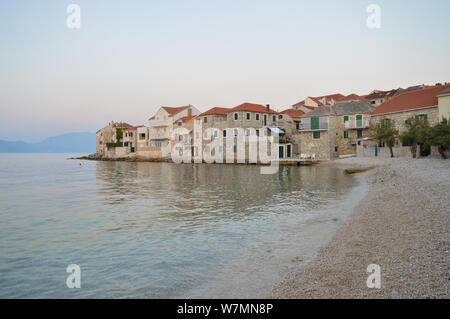 Kleinen dalmatinischen Stadt Postira im Sonnenuntergang, Insel Brac Kroatien Stockfoto