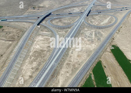 Luftaufnahme des Beijing-Urumqi Expressway durch die Wüste Gobi mit einer Gesamtlänge von 2.450 Kilometern in Hami Stadt im Nordwesten Chinas Xinjiang Stockfoto