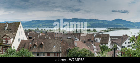 Rapperswil SG/Schweiz - 3. August 2019: Hohe Betrachtungswinkel und der historischen Altstadt von Rapperswil mit den Züricher See hinter Stockfoto