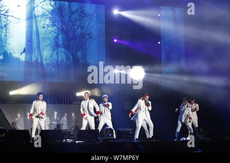 Mitglieder der Koreanischen Boy Group BTOB bei ihrem Konzert in Hongkong, China, 14. Juli 2017. Stockfoto