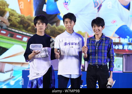(Von links) oder Jackson Yi Yi Yangqianxi, Karry Wang oder Wang Junkai und Roy Wang oder Wang Yuan chinesischer Junge Gruppe TFBoys eine Pressekonferenz teilnehmen Stockfoto