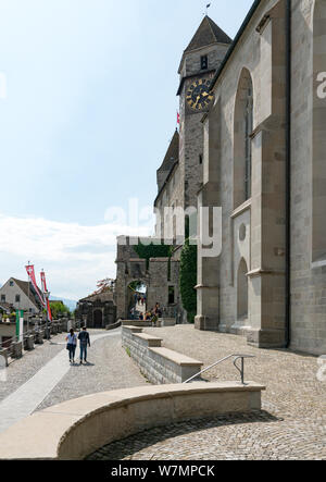 Rapperswil SG/Schweiz - 3. August 2019: Touristen besuchen die Kirche und Schloss in der historischen Altstadt von Rapperswil Stockfoto