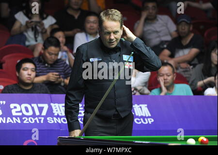 Joe Swail von Nordirland hält einen Schuß nach Schottland in der Gruppe D Match während der 2017 Snooker WM-Turnier in Wuxi City, East China's Stockfoto