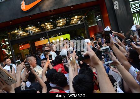 Portugiesische Fußballspieler Cristiano Ronaldo von Real Madrid wird von Fans bei einem Fan Meeting Ereignis an einem Nike Sportswear Store in Shanghai, C umgeben Stockfoto