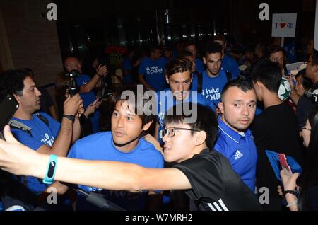 Japanischer Fußballspieler Atsuto Uchida des FC Schalke 04, links, stellt für selfies mit einem Ventilator nach in einem Hotel in Shanghai, China, 17. Juli 2017, Stockfoto