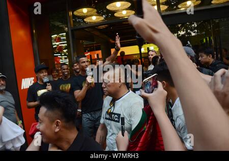 Portugiesische Fußballspieler Cristiano Ronaldo von Real Madrid wird von Fans bei einem Fan Meeting Ereignis an einem Nike Sportswear Store in Shanghai, C umgeben Stockfoto