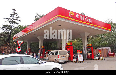 ---- Blick auf eine Tankstelle von PetroChina, eine Tochtergesellschaft der CNPC (China National Petroleum Corporation) in Nanjng Stadt, der ostchinesischen Provinz Jiangsu Stockfoto