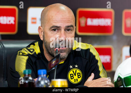 Head Coach Peter Bosz von Borussia Dortmund nimmt an einer Pressekonferenz der Internationalen Champions Cup 2017 Spiel gegen AC Mailand an der Stockfoto