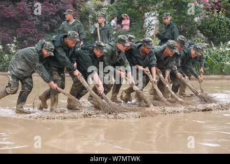 Soldaten klar entfernt Schlamm nach einem Hochwasser im Riverside Park in Liucheng County von Liuzhou City, South China Guangxi Zhuang autonomen Region, vom 3. Juli 201 Stockfoto