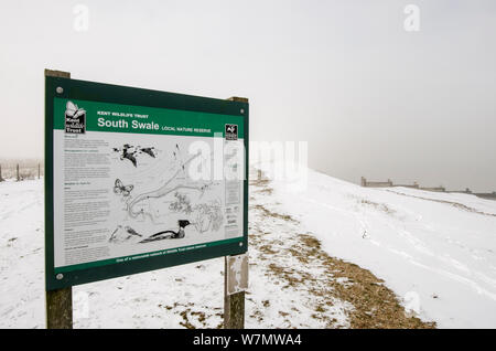 Zeichen für Süden Swale lokale Naturschutzgebiet im Schnee, Kent, England, UK, Juni Stockfoto