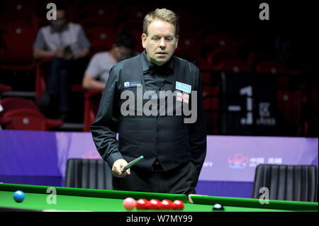 Joe Swail von Nordirland hält einen Schuß nach Schottland in der Gruppe D Match während der 2017 Snooker WM-Turnier in Wuxi City, East China's Stockfoto