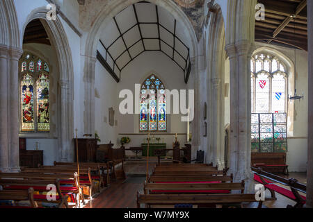 Dorf Pfarrkirche Allerheiligen, Chelsworth, Suffolk, England, UK Blick auf Chor und Osten Fenster Stockfoto