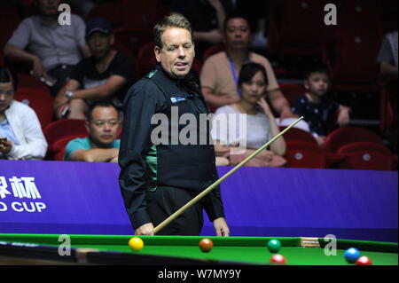 Joe Swail von Nordirland hält einen Schuß nach Schottland in der Gruppe D Match während der 2017 Snooker WM-Turnier in Wuxi City, East China's Stockfoto