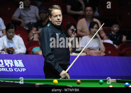 Joe Swail von Nordirland hält einen Schuß nach Schottland in der Gruppe D Match während der 2017 Snooker WM-Turnier in Wuxi City, East China's Stockfoto