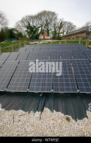 Solarmodule auf die Erde Umwelt Projekt, Art und Weise der Schaffung nachhaltiger Energie, Murton, Gower, South Wales, Großbritannien 2009 Stockfoto