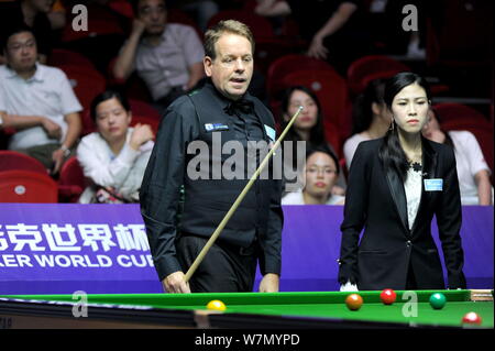 Joe Swail von Nordirland hält einen Schuß nach Schottland in der Gruppe D Match während der 2017 Snooker WM-Turnier in Wuxi City, East China's Stockfoto