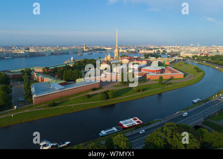 Blick auf die Peter und Paul Festung auf einem sonnigen Juli morgen (Luftaufnahmen). St. Petersburg, Stockfoto