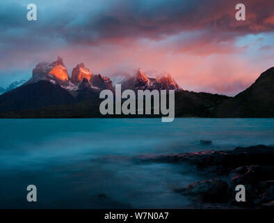 Die blau-grüne Wasser des Lago Pehoe, mit dem Sonnenuntergang Licht auf Los Cuernos Del Paine, im Torres del Paine Nationalpark, Chile Stockfoto