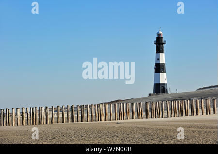 Nieuwe Sluis, älteste extant Gusseisen Leuchtturm in den Niederlanden, Kennzeichnung der Eingang der Westerschelde in Breskens, Zeeland, Februar Stockfoto