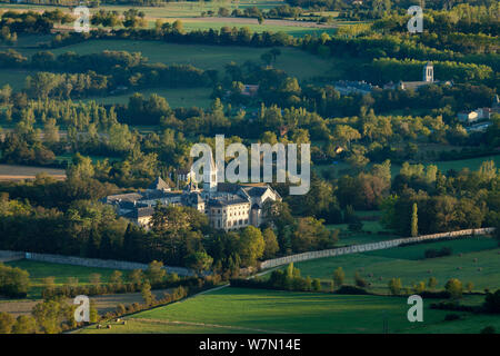 Luftaufnahme des Klosters Ste Scolastique und die Abbaye St-Benoit in der Nähe von durfort am Fuße der Montagne Noire, in der rollenden Lauragais Landschaft, Tarn, Midi-Pyrenees, Frankreich. September 2011. Stockfoto