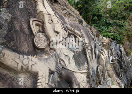 Archäologische Stätte (7. bis 9. Jahrhundert) und Shiva Wallfahrtsort (Hinduismus): felsenschnitzen Darstellung Laxman mit Schleife. Unakoti, Andhra Pradesh, Indien, März 2012. Stockfoto