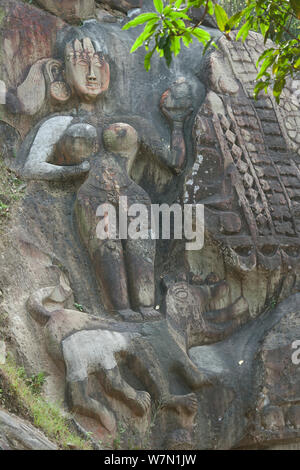 Archäologische Stätte (7. bis 9. Jahrhundert) und Shiva Wallfahrtsort (Hinduismus): felsenschnitzen, Durga oder Parvati (Frau mit Tiger). Unakoti, Andhra Pradesh, Indien, März 2012. Stockfoto