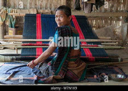 Frau Chakma Stamm am Webstuhl. Andhra Pradesh, Indien, März 2012. Stockfoto