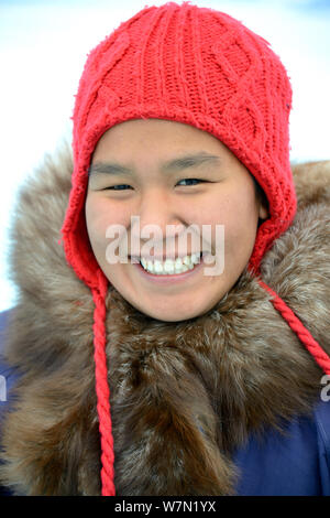 Portrait einer jungen Frau, die Inuit, Grise Fiord, Ellesmere Island, Nunavut, Kanada, Juni 2012. Model Released. Stockfoto