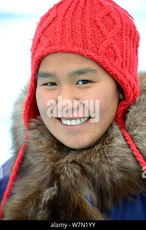 Portrait einer jungen Frau, die Inuit, Grise Fiord, Ellesmere Island, Nunavut, Kanada, Juni 2012. Model Released. Stockfoto