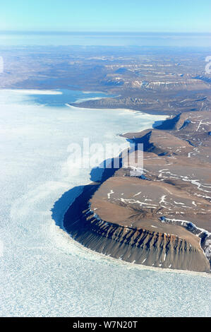 Luftaufnahme von Packeis und Klippen, Devon Island, Nunavut, Kanada, Juni 2012. Stockfoto