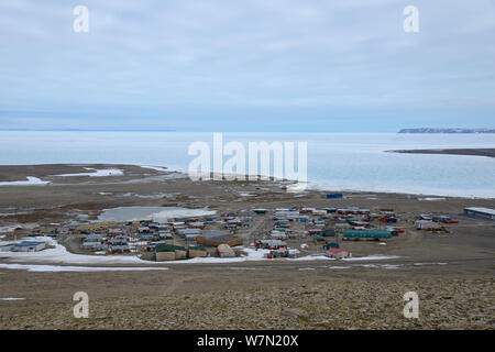 Blick auf Resolute Bay mit Packeis im Hintergrund, Corwallis Insel, Nunavut, Kanada, Juni 2012. Stockfoto