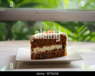 Karottenkuchen mit creamcheese Bereifen Stockfoto