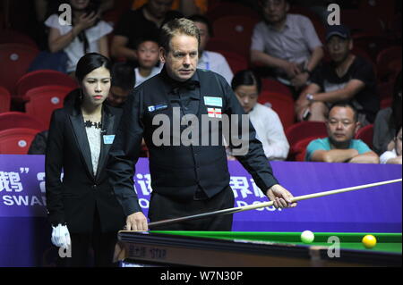 Joe Swail von Nordirland hält einen Schuß nach Schottland in der Gruppe D Match während der 2017 Snooker WM-Turnier in Wuxi City, East China's Stockfoto