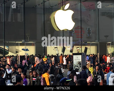 ------ Chinesische Kunden Menschenmenge vor einem Apple Store in Shanghai, China, 31. Dezember 2016. Apple gestern (10. Juli 2017) sagte, sie investieren. Stockfoto