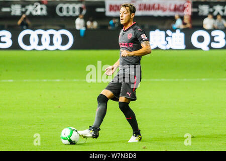 Mesut Ozil von Arsenal kickt den Ball einen Pass gegen Bayern München während der Shanghai Spiel der 2017 Internationalen Champions Cup China in S Stockfoto