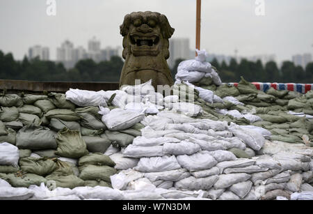 Von Sandsäcken aufgestaut, Überschwemmungen durch starken Regen entlang dem Fluss Xiangjiang in Changsha Stadt verursacht, Chinas Provinz Hunan zu blockieren, vom 3. Juli 2017. Stockfoto