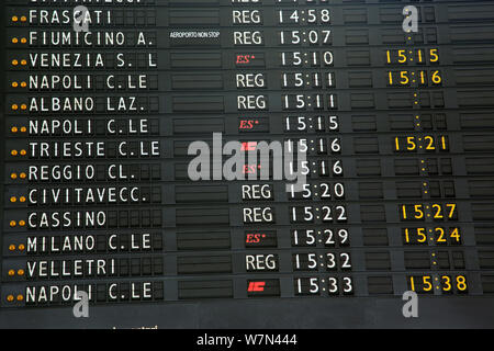 Board mit Abfahrtszeiten zur Stazione Termini in Rom Stockfoto