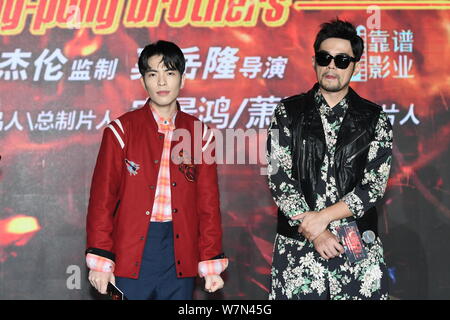 Taiwanesische Sängerin Jay Chou, rechts, besucht eine Pressekonferenz neuer Film "Ping-pong Brüder" in Shanghai, China, 11. Juli 2017 zu starten. Stockfoto